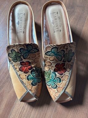 Spring Step L'Artiste Tan Leather Floral & Butterfly Slip-On Mulesi